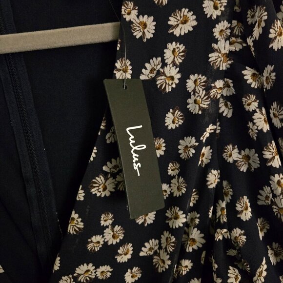 Lulus NWT Anything Lovlier Floral Print Tiered Midi Dress Navy Daisy Size L - Picture 10 of 12